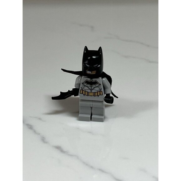 LEGO Batman DC Super Heroes Minifigure w/ Cape sh786 (76183) - Picture 1 of 3